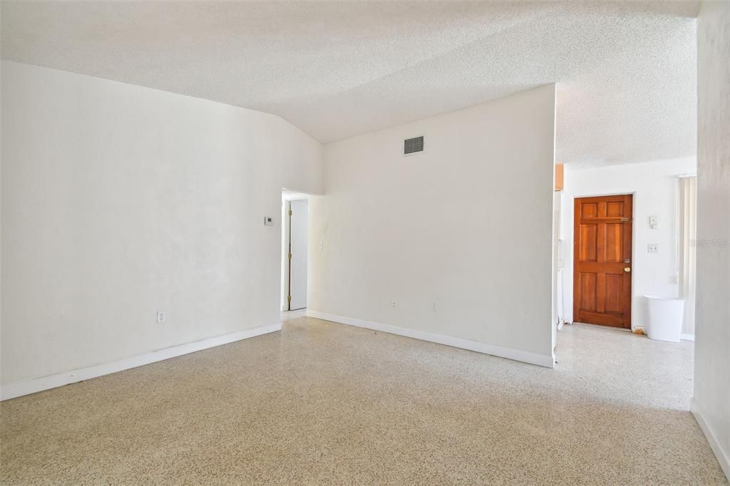 For Sale: $425,000 (2 beds, 1 baths, 868 Square Feet)