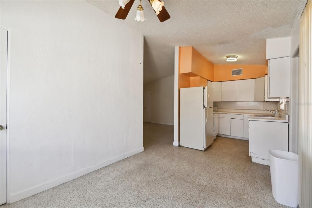 For Sale: $425,000 (2 beds, 1 baths, 868 Square Feet)