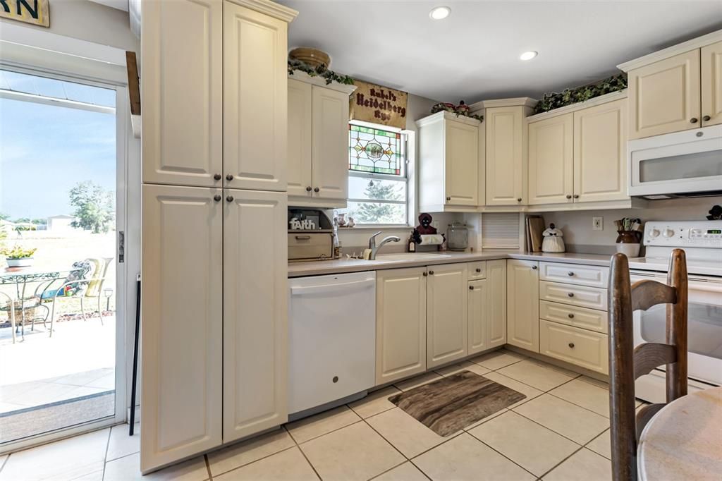 KITCHEN WITH ACCESS TO REAR LANAI. OPEN THE SLIDERS AND GREAT FLOW OUTDOORS!