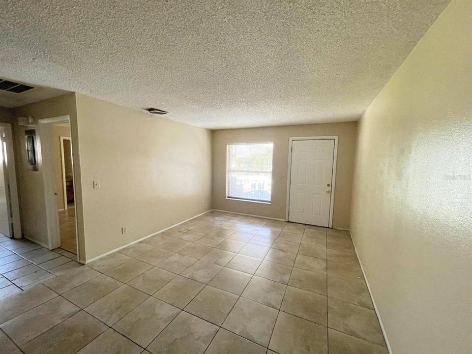Recently Rented: $1,095 (2 beds, 1 baths, 825 Square Feet)