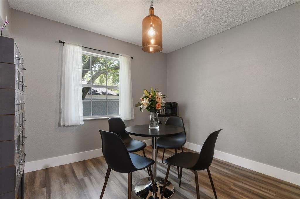 Active With Contract: $209,000 (2 beds, 2 baths, 953 Square Feet)