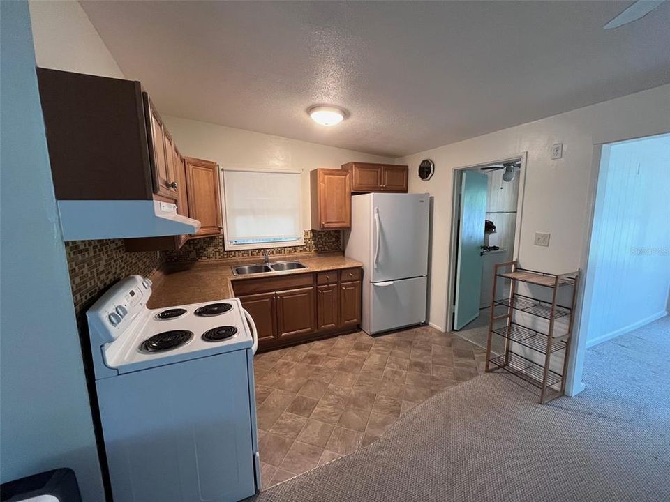 Active With Contract: $240,000 (2 beds, 1 baths, 727 Square Feet)