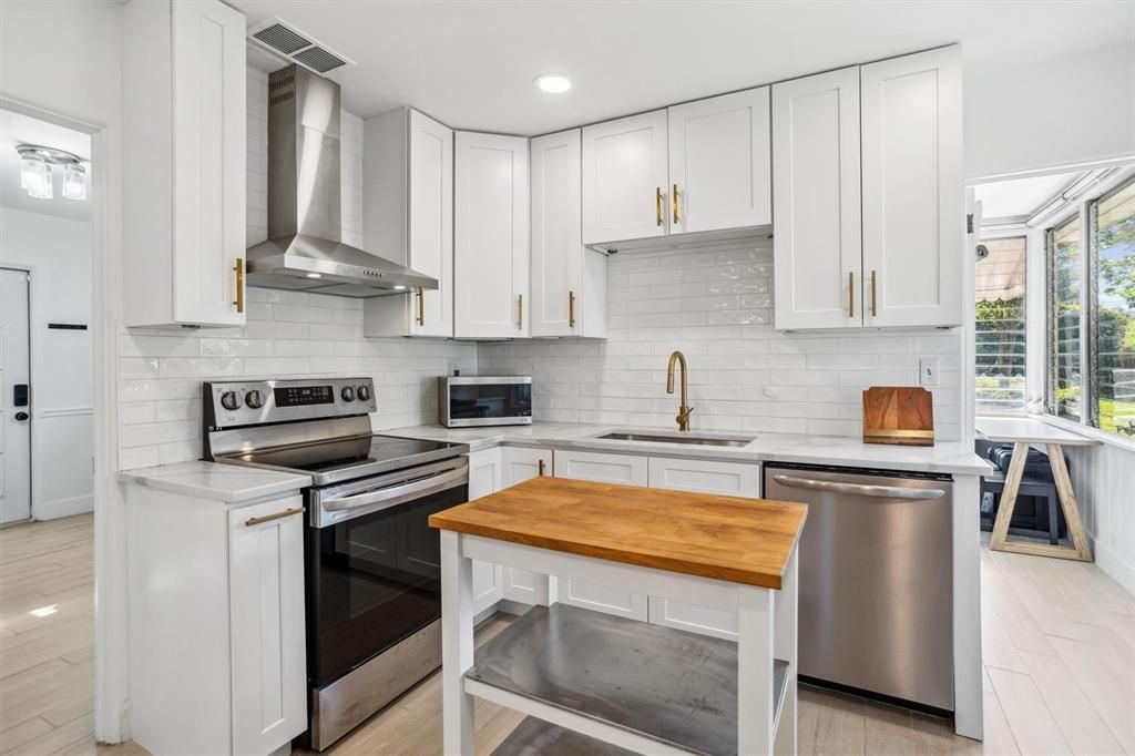 Active With Contract: $449,000 (2 beds, 2 baths, 904 Square Feet)