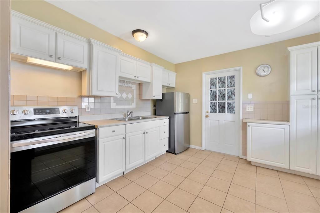 Active With Contract: $249,900 (2 beds, 1 baths, 744 Square Feet)
