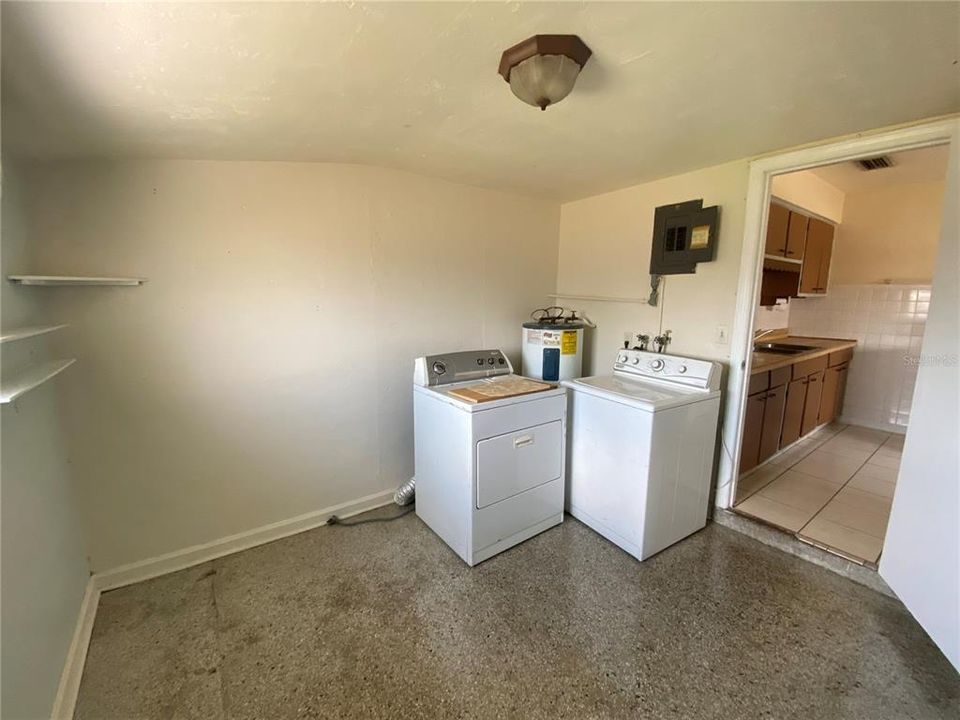 For Sale: $169,000 (2 beds, 1 baths, 969 Square Feet)