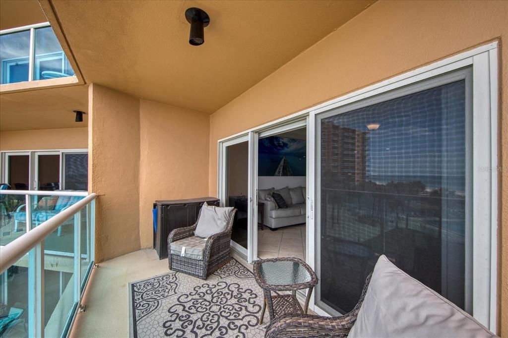 For Sale: $520,000 (1 beds, 1 baths, 728 Square Feet)
