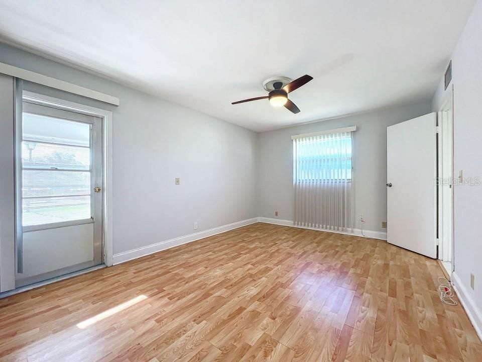 For Sale: $135,000 (1 beds, 2 baths, 975 Square Feet)