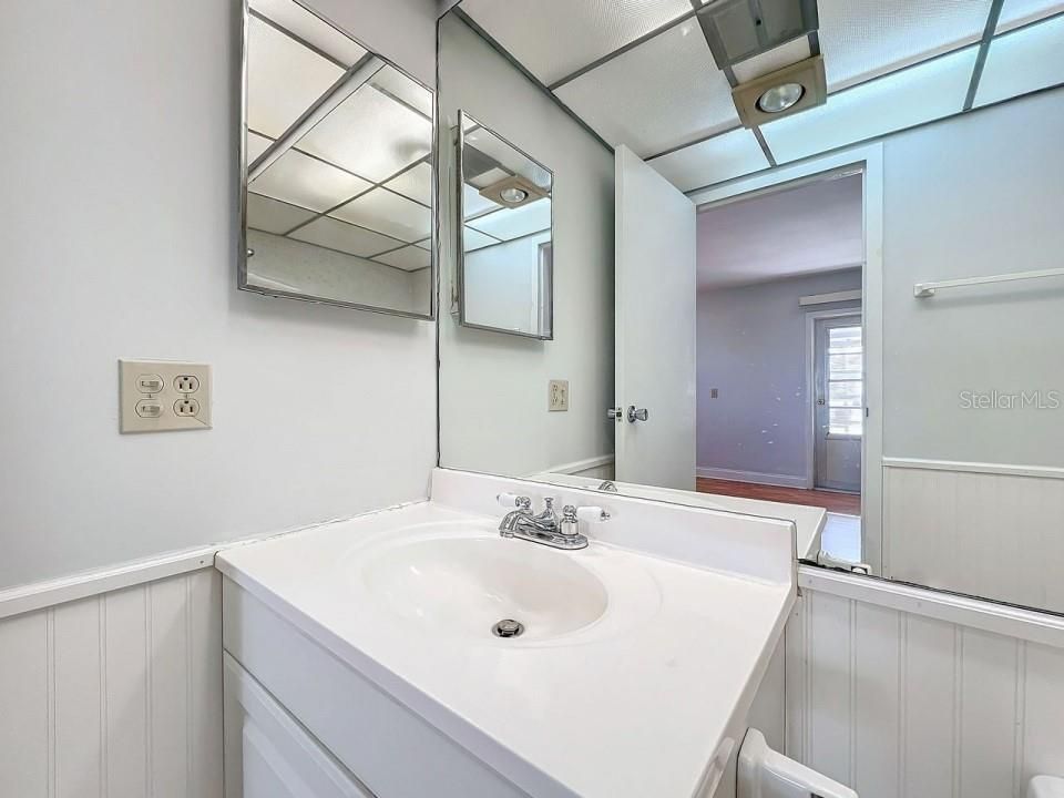 待售: $135,000 (1 贝兹, 2 浴室, 975 平方英尺)