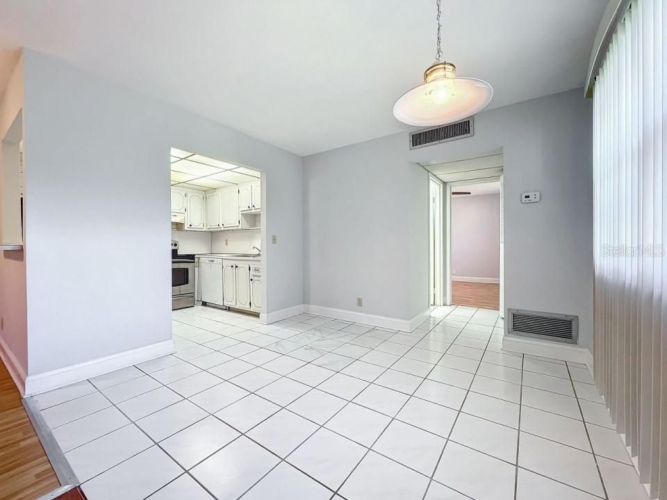 For Sale: $135,000 (1 beds, 2 baths, 975 Square Feet)