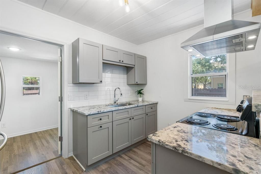 Active With Contract: $285,900 (3 beds, 1 baths, 858 Square Feet)