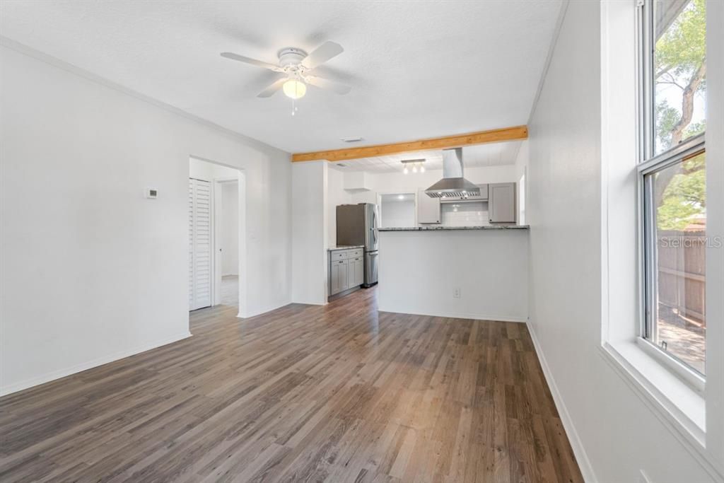 Active With Contract: $285,900 (3 beds, 1 baths, 858 Square Feet)