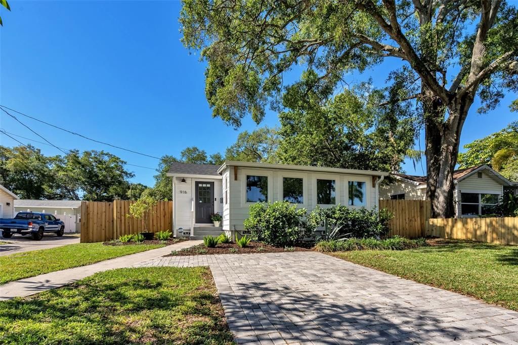 Active With Contract: $359,900 (3 beds, 1 baths, 889 Square Feet)