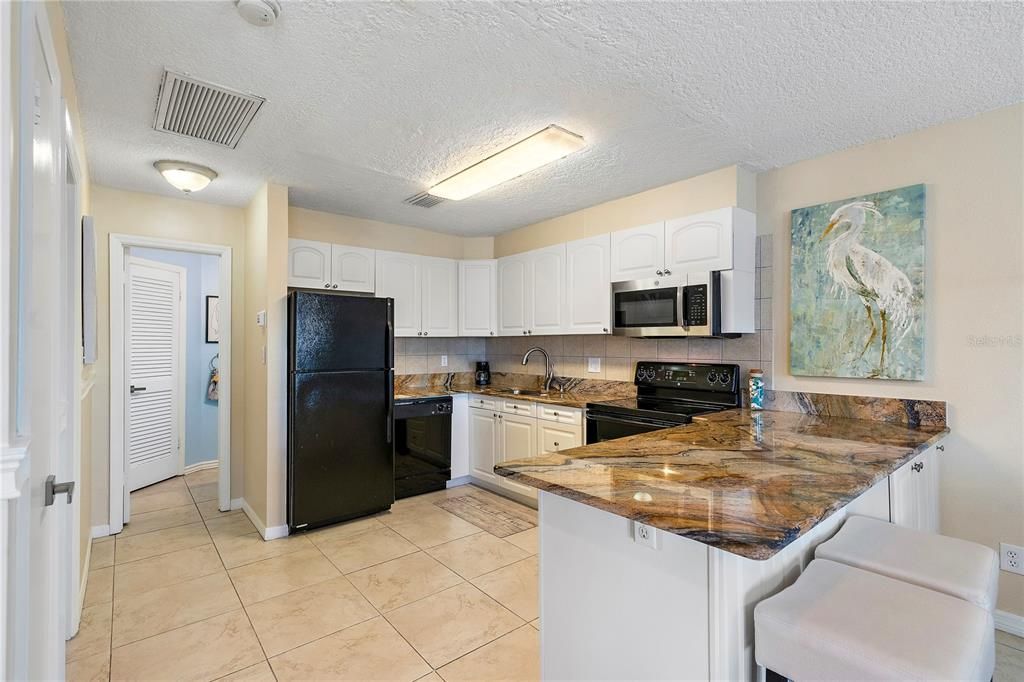 For Sale: $330,000 (1 beds, 1 baths, 694 Square Feet)