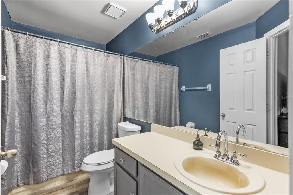 For Sale: $221,500 (2 beds, 2 baths, 998 Square Feet)