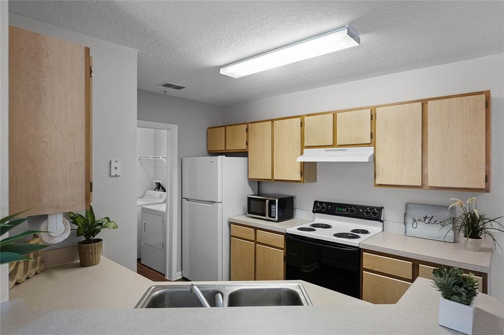 Active With Contract: $185,000 (1 beds, 1 baths, 856 Square Feet)