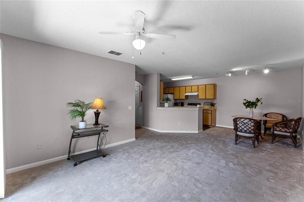 Active With Contract: $185,000 (1 beds, 1 baths, 856 Square Feet)