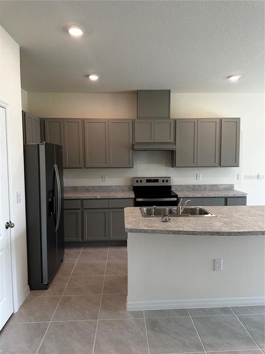 For Rent: $2,350 (3 beds, 2 baths, 1673 Square Feet)