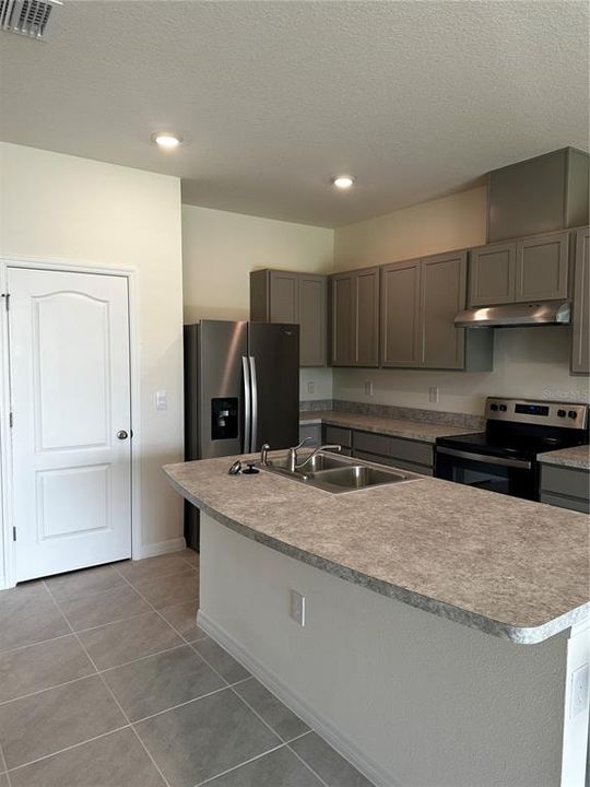 Active With Contract: $2,350 (3 beds, 2 baths, 1673 Square Feet)