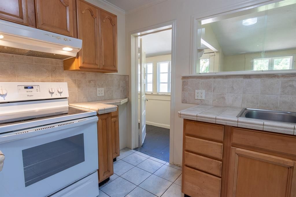 For Sale: $289,900 (2 beds, 1 baths, 1004 Square Feet)