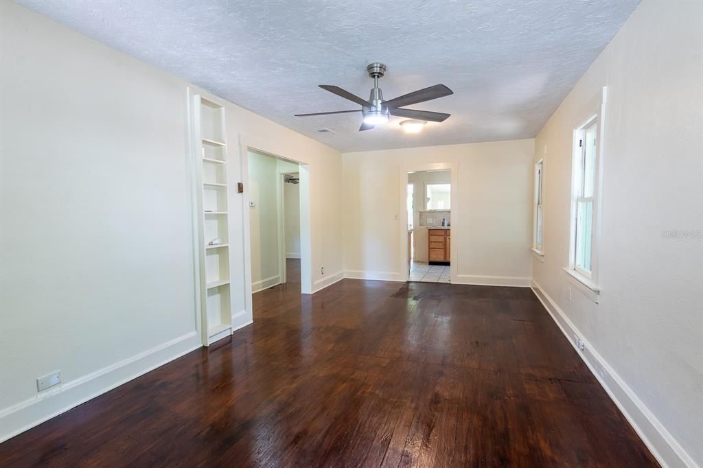 For Sale: $289,900 (2 beds, 1 baths, 1004 Square Feet)