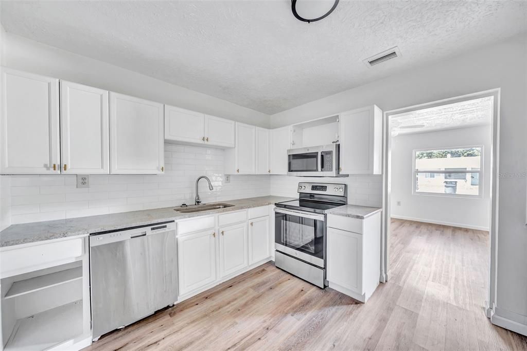 For Sale: $244,990 (3 beds, 1 baths, 1092 Square Feet)