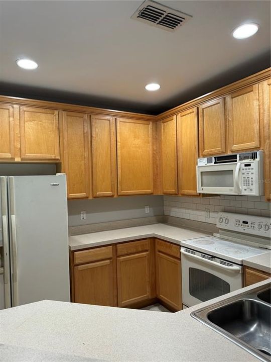 Active With Contract: $1,850 (2 beds, 2 baths, 1304 Square Feet)