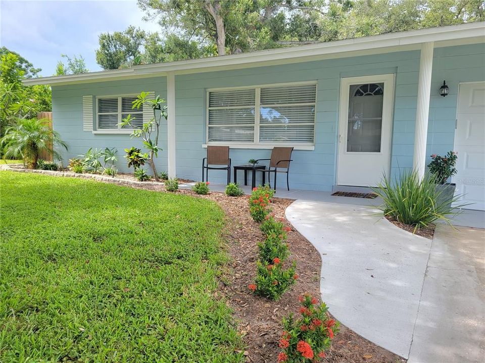 Active With Contract: $2,200 (2 beds, 1 baths, 952 Square Feet)