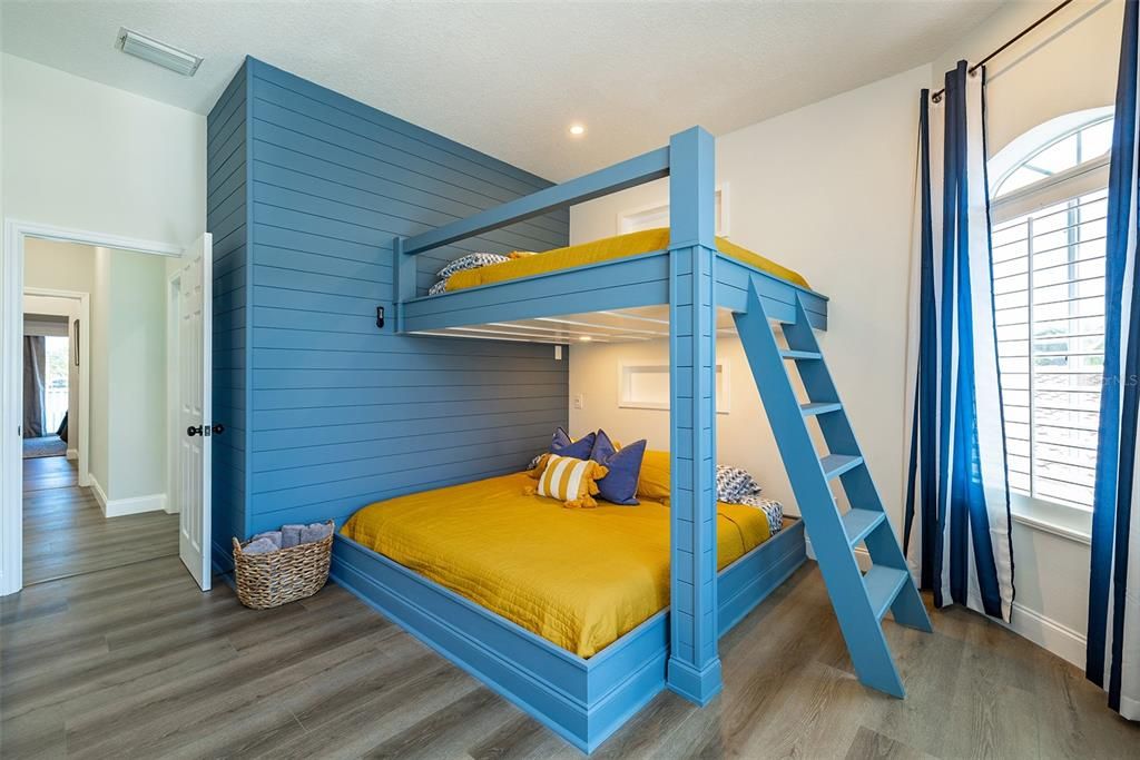 Custom bunk bed room