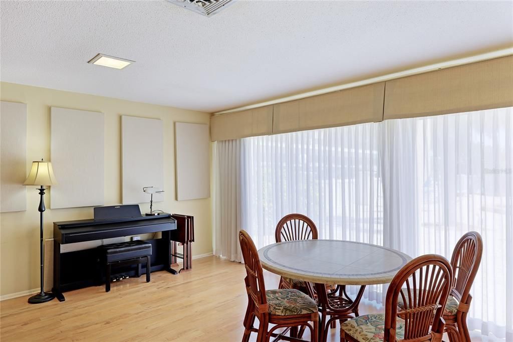 For Sale: $500,000 (2 beds, 2 baths, 1088 Square Feet)