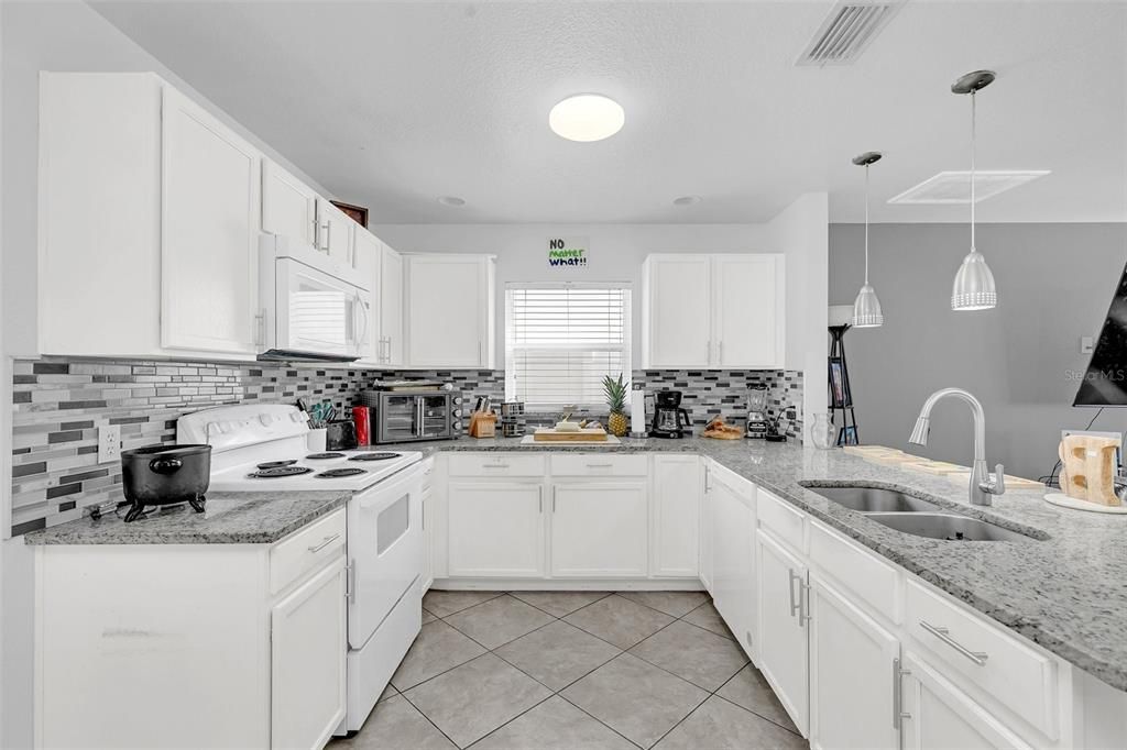 Active With Contract: $485,000 (3 beds, 2 baths, 2607 Square Feet)