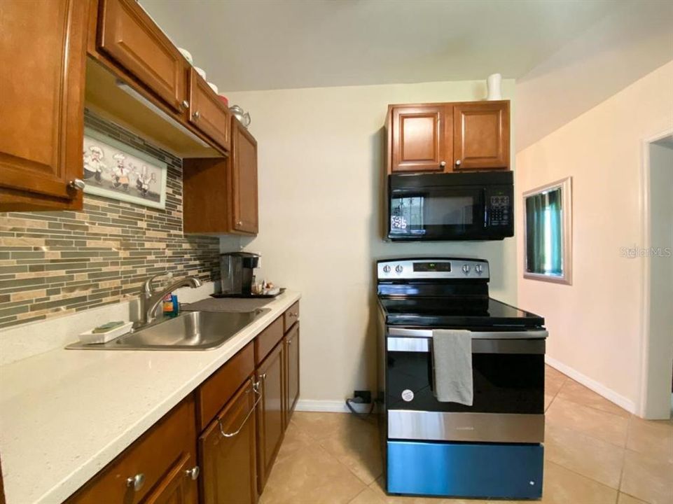 For Rent: $2,100 (2 beds, 1 baths, 909 Square Feet)