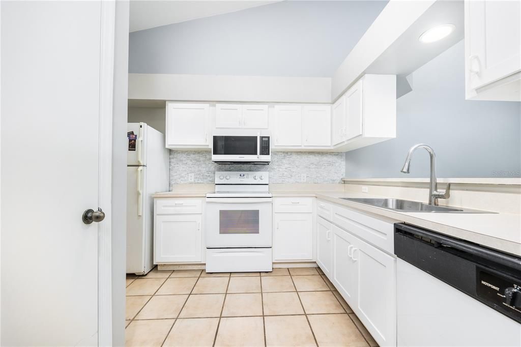 Active With Contract: $219,500 (2 beds, 2 baths, 1134 Square Feet)