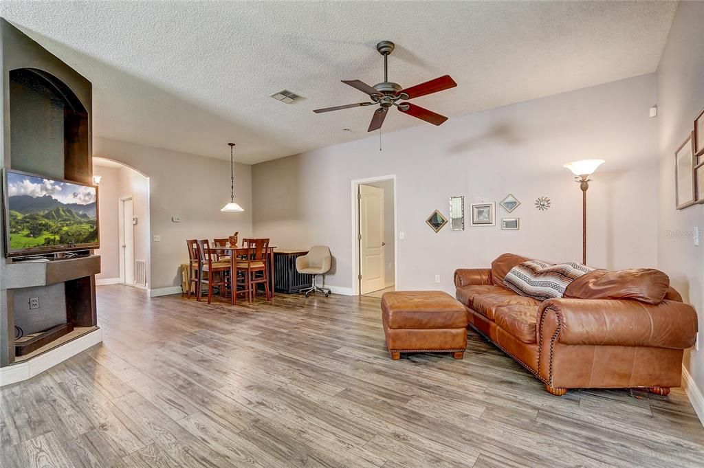 Active With Contract: $324,000 (3 beds, 2 baths, 1310 Square Feet)