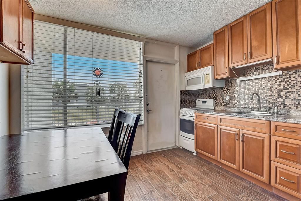 For Sale: $189,000 (1 beds, 2 baths, 634 Square Feet)