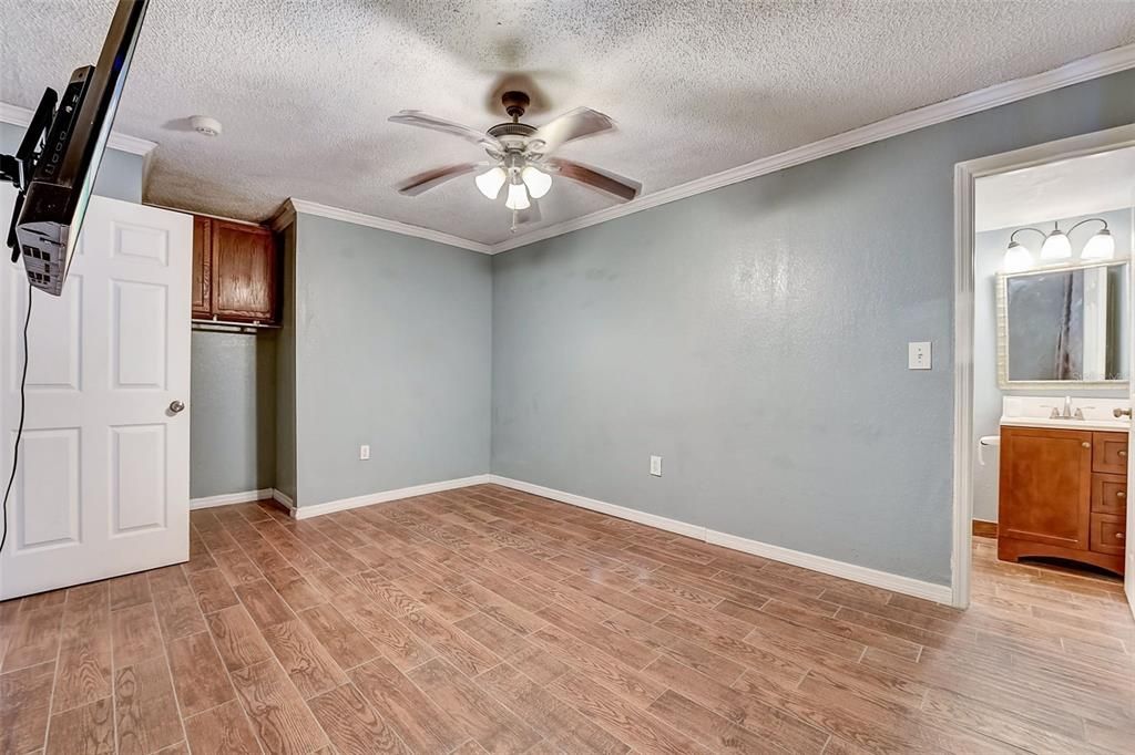For Sale: $189,000 (1 beds, 2 baths, 634 Square Feet)