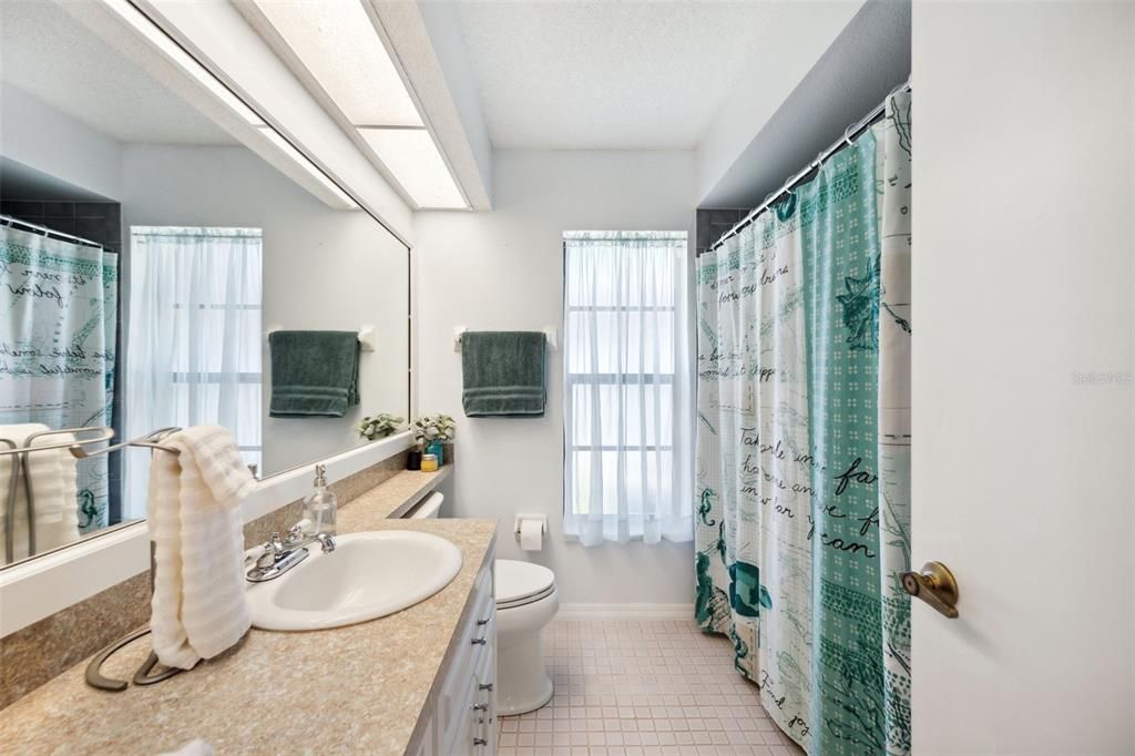 合同活跃: $369,000 (3 贝兹, 2 浴室, 1937 平方英尺)