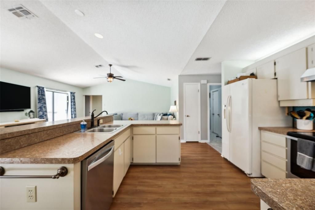 Active With Contract: $369,000 (3 beds, 2 baths, 1937 Square Feet)