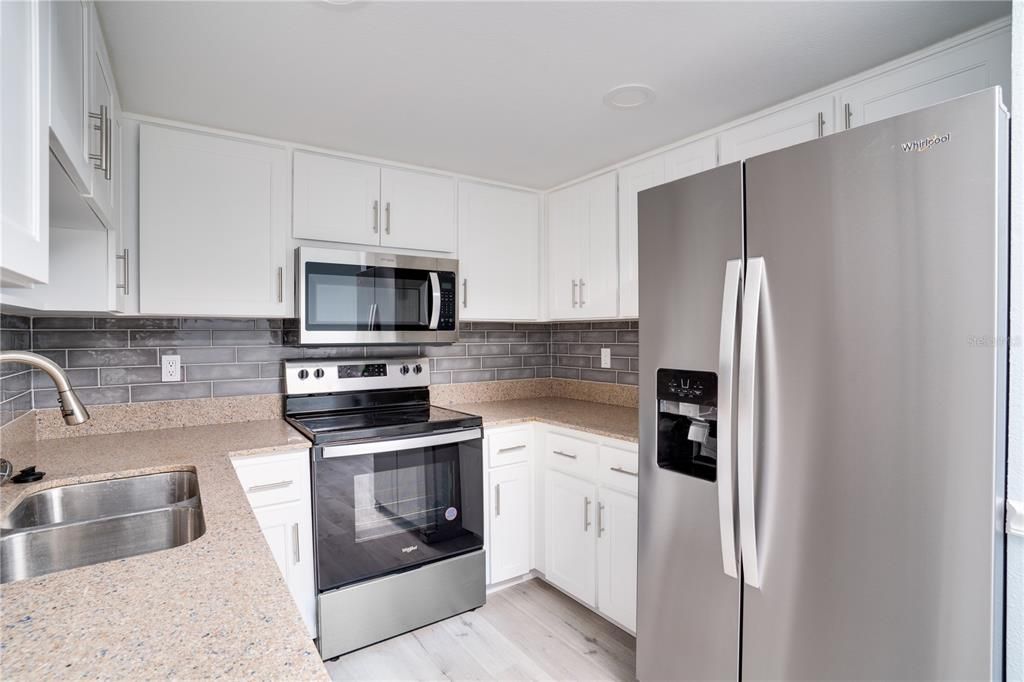 For Sale: $269,900 (2 beds, 2 baths, 1018 Square Feet)