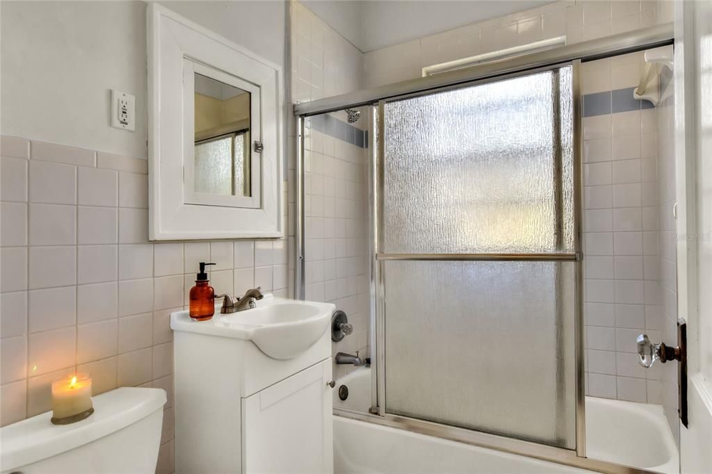 Active With Contract: $1,650 (2 beds, 1 baths, 1000 Square Feet)