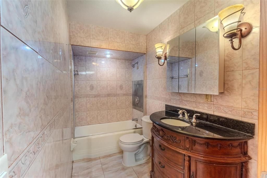 待售: $590,000 (5 贝兹, 3 浴室, 1375 平方英尺)