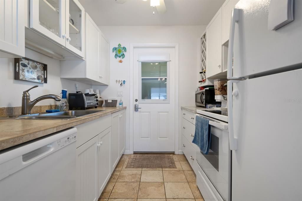 For Sale: $350,000 (1 beds, 1 baths, 721 Square Feet)