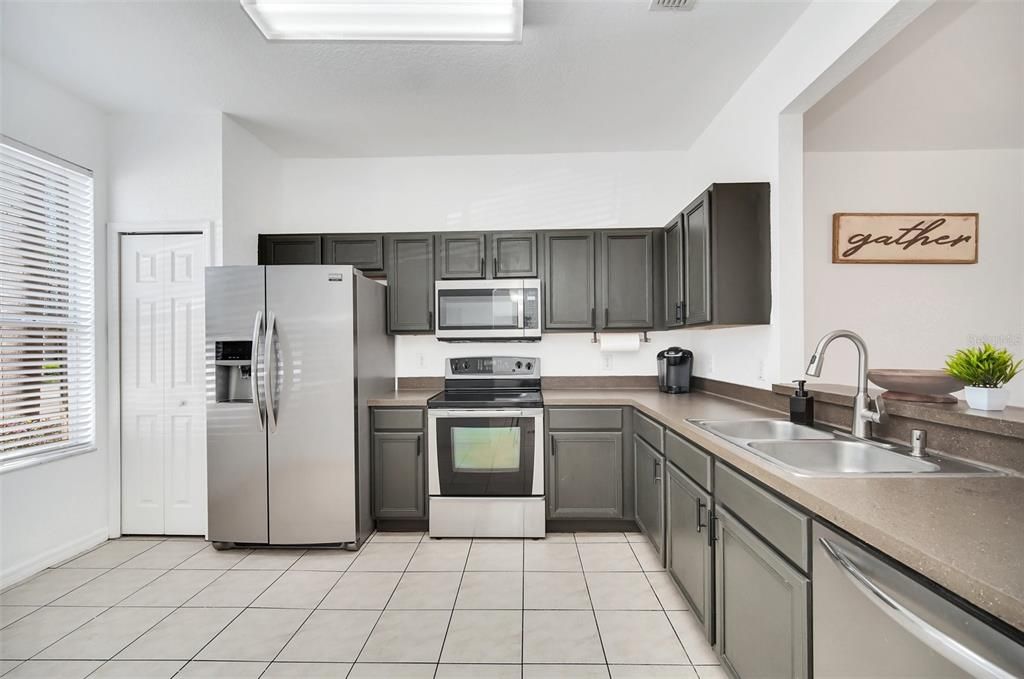 Active With Contract: $267,000 (3 beds, 2 baths, 1457 Square Feet)