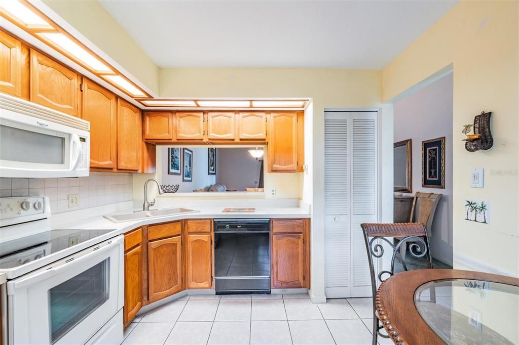 For Sale: $259,900 (2 beds, 2 baths, 1110 Square Feet)