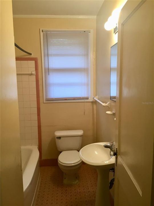 For Sale: $450,000 (2 beds, 1 baths, 1158 Square Feet)