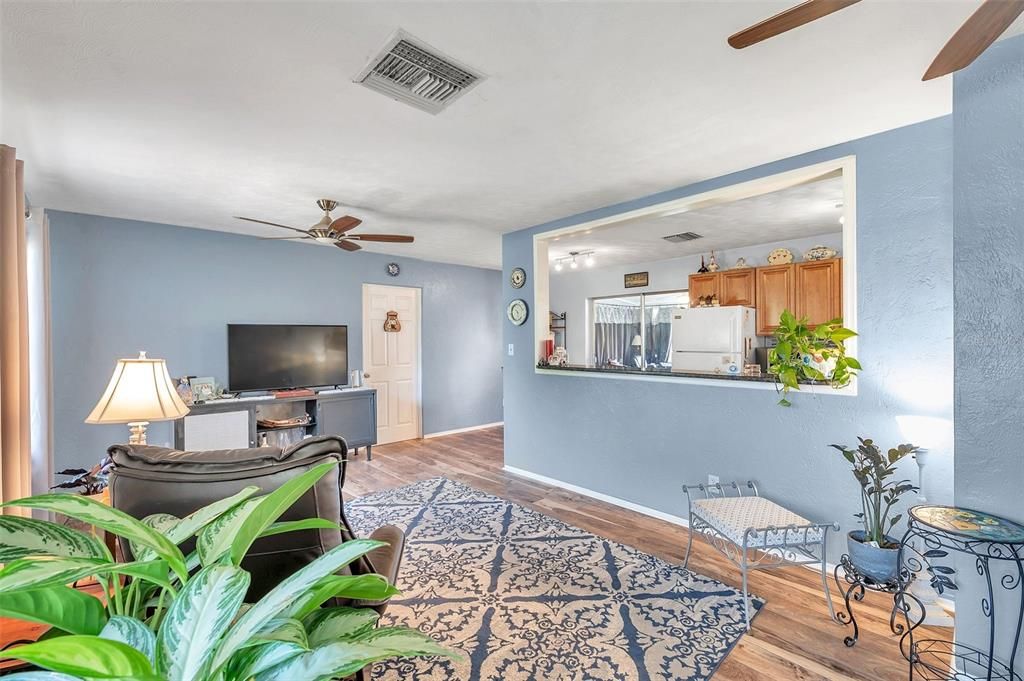 For Sale: $389,500 (2 beds, 2 baths, 1043 Square Feet)