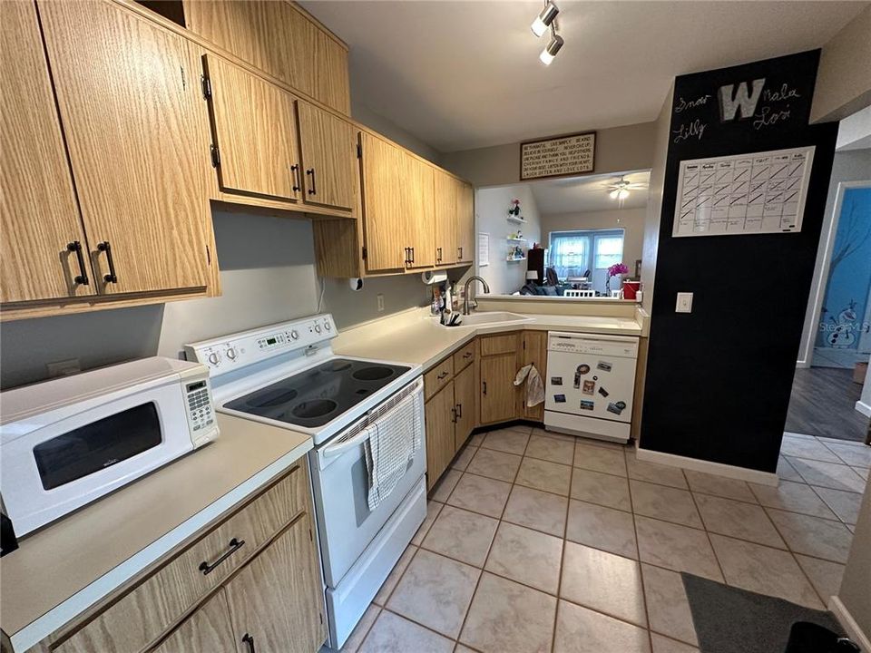 For Sale: $229,900 (2 beds, 1 baths, 896 Square Feet)