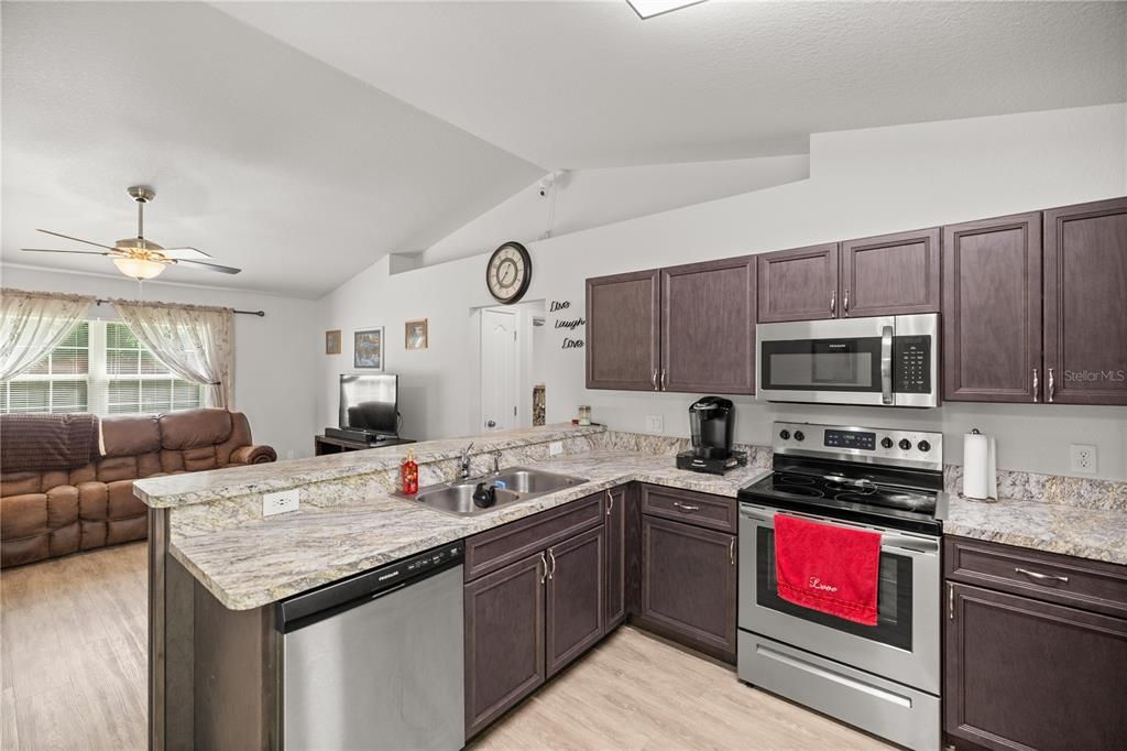 For Sale: $285,000 (3 beds, 2 baths, 1256 Square Feet)