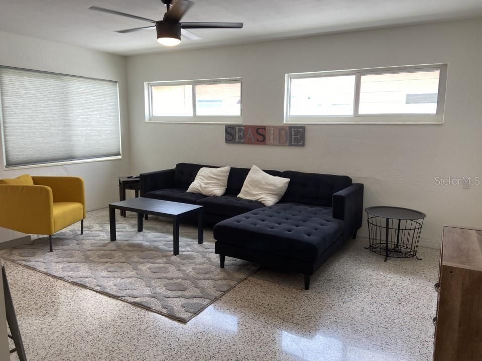 For Sale: $549,000 (2 beds, 1 baths, 932 Square Feet)