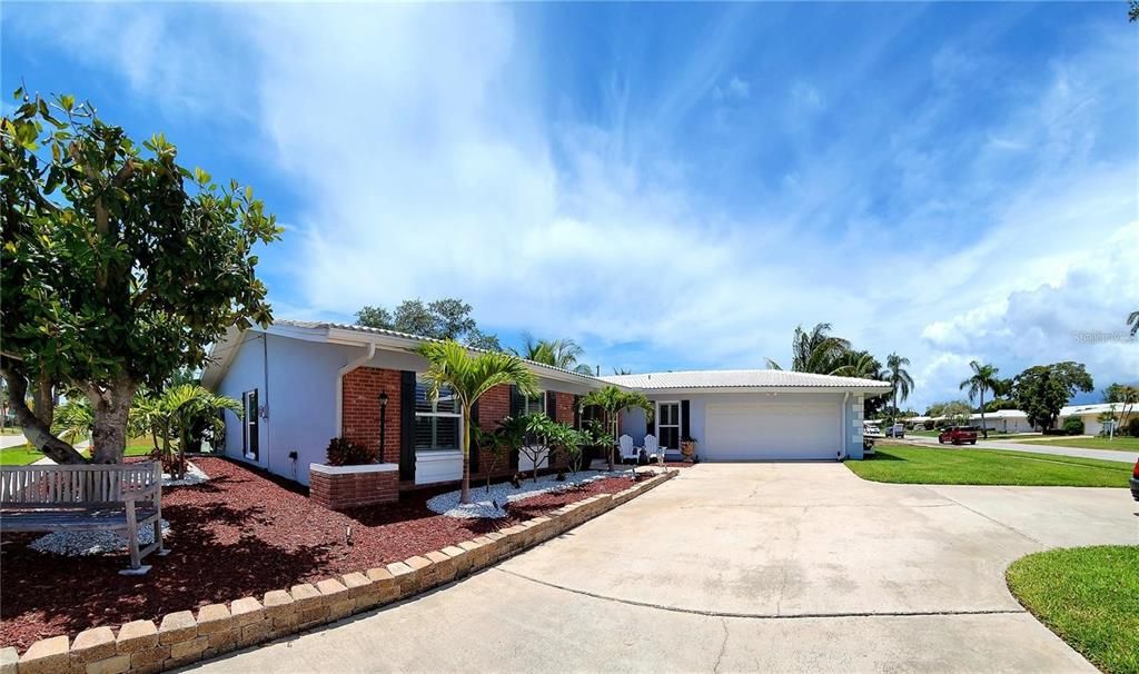 Remodeled Rental available. 5 Bed 3 Bath 2 Car Garage in desirable Seminole/Largo Neighborhood and close to beaches!