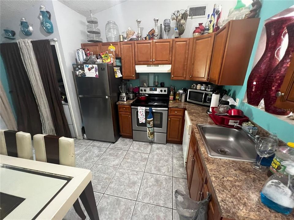 For Sale: $250,000 (2 beds, 2 baths, 899 Square Feet)